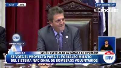 El diputado de JxC Jorge Enríquez abandono la sesión para ver los últimos 10 minutos de River -Independiente