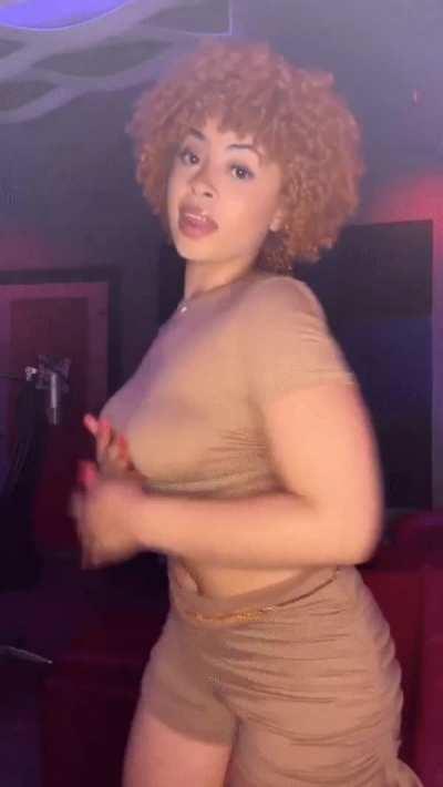 Ice Spice twerking jiggling & shaking her thicccccccc ass gets me so fucking hard