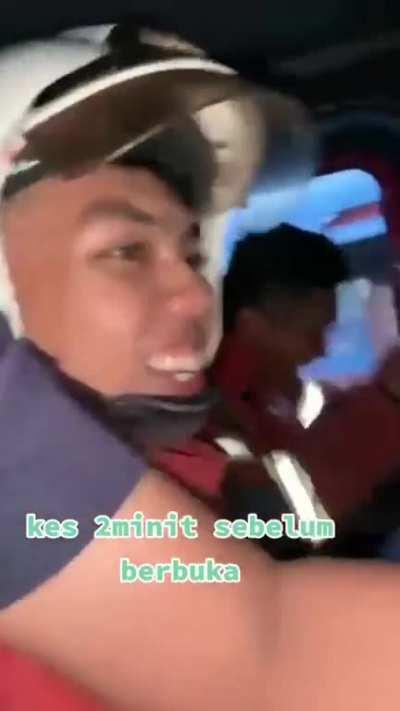 Tengah standby utk berbuka, loceng kecemasan berbunyi..angkut jer dlm jentera..ape de hal🤭 😂😂😂😂