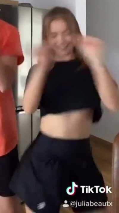 Gelöschtes TikTok mit ihrem Freund vom 12.11.2020 (bearbeitet, das Original wird auch gepostet wenn gewünscht)