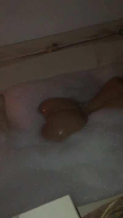 A tub of bad bitches 🔥🔥🔥