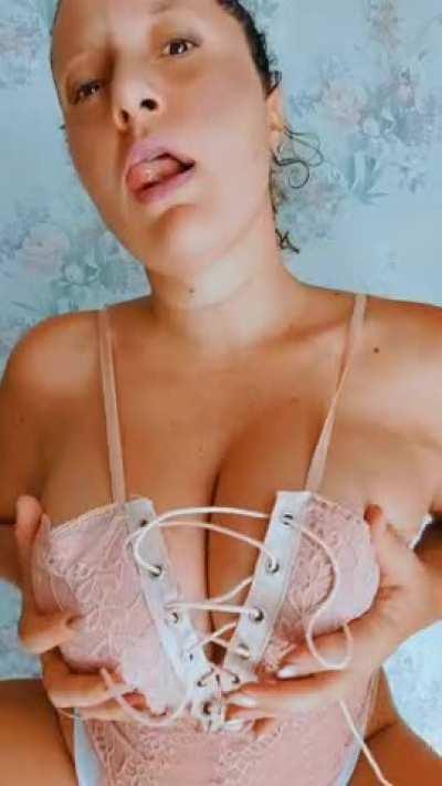 Do you want to cum on my tits today?💦💦 Exclusive and spicy content in my VIP ACCOUNT.🔥🔥Sexting🔥Custom🔥JOI🔥VC🔥RATE🔥And more... ⬇️LINKS BELOW⬇️