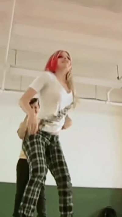 Avril Lavigne Dancing