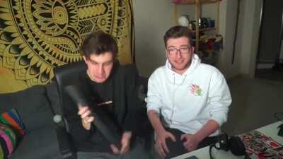 Bir feminstlerin yanında kadın yerine bayan derim. Feministler;