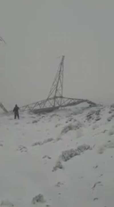 Torres de alta tensión caídas en Sierra Rosada Futalaufquen