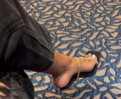 I love it when she’s does this + showing off her sexy toes and feet. 👣🩴