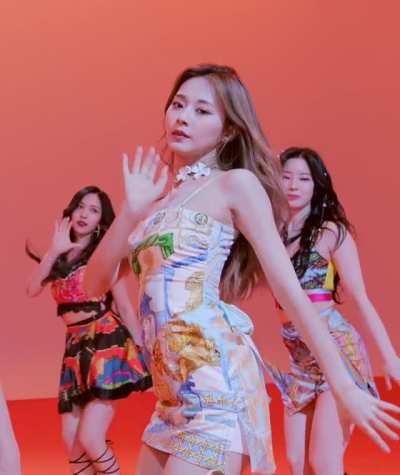 Tzuyu (+ Mina,Dahyun)