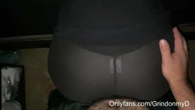 Big booty in leggings grinding