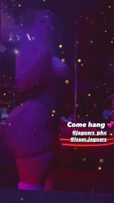 WOW 😯 so she’s a stripper now? 🤯😅not sure them tricks can’t handle all that ass all in they face 😆🍑