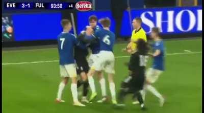 Fight breaks out in Everton u18s and Fulham u18s in the FA Youth Cup.