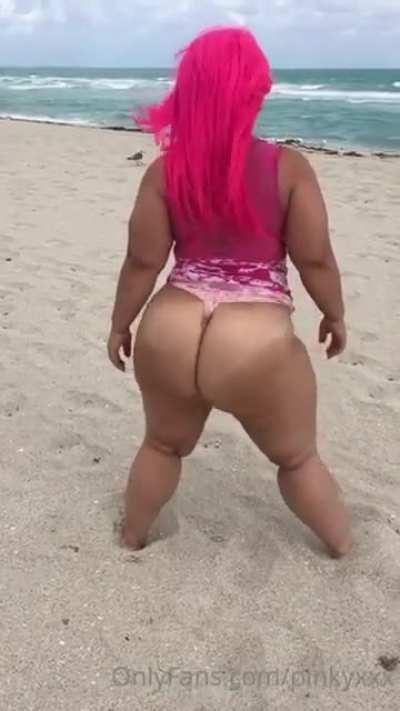 Pinky big fat juicy ass 🤤