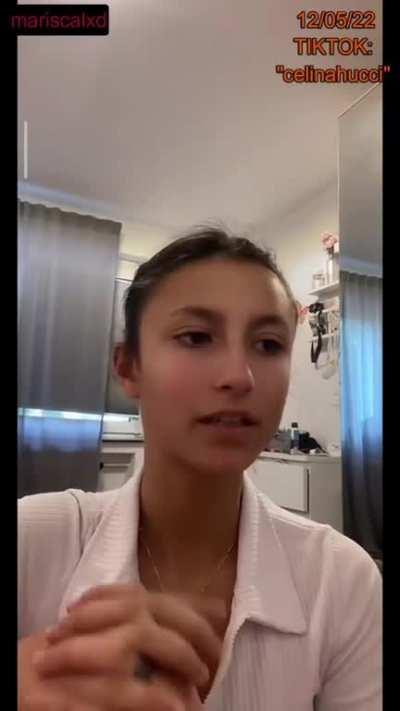 Old live, when she didnt use to wear XXXL hoodies 🥺. I really thought she had potential to become famous cuz of her nice things! Now its just a matter of time til she becomes a boring/normal tiktoker 😥.