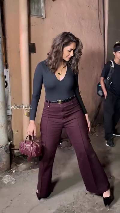 Mrunal Thakur Looking Stunning