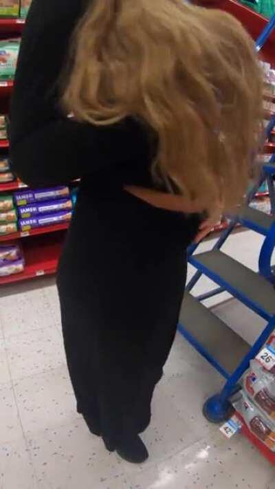 Flashing at the pet store! Take me home? 🥰