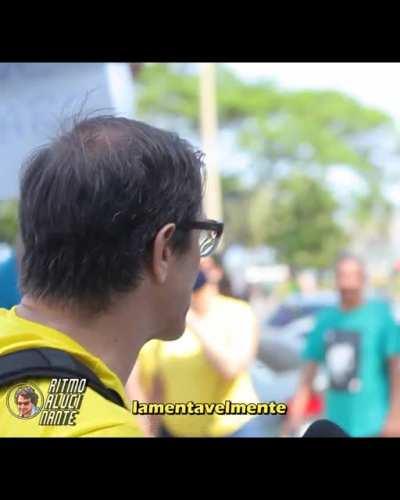 bolsonaristas irritados com a audácia de um panelaço acontecendo em plena manifestação do 7 de setembro de 2021. O ato aconteceu na orla de Copacabana, e as pessoas pararam de se manifestar para confrontar as duas paneleiras, que intensificavam suas batid