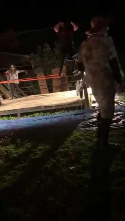 Gringo panzon se cree Rey Misterio, se lo carga la verga por pendejo