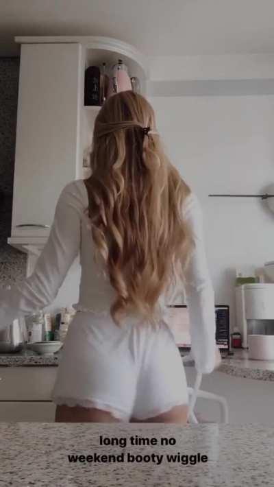 Pamela shaking that booty