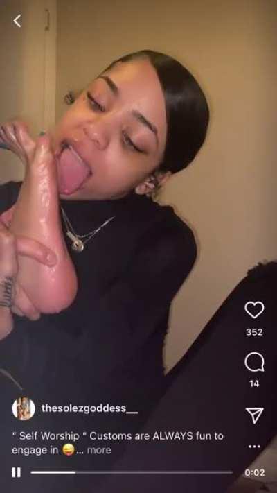 Sexy foot worship really short but sweet