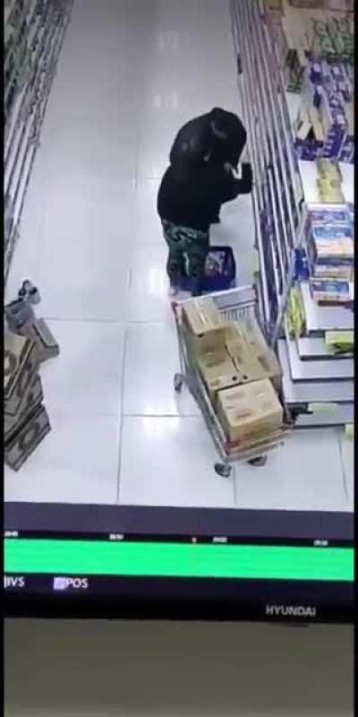 Jefe del Servicio Penitenciario Bonaerense se afanó un Johnnie Walker Blue Label