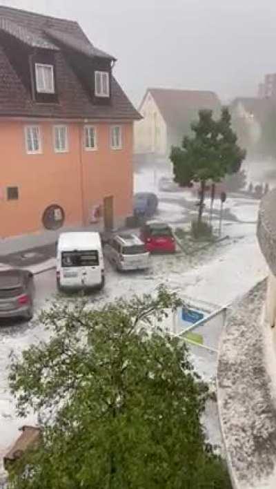 Gestern Abend bei Schorndorf. Man beachte die Hagelklötze auf der Fensterbank