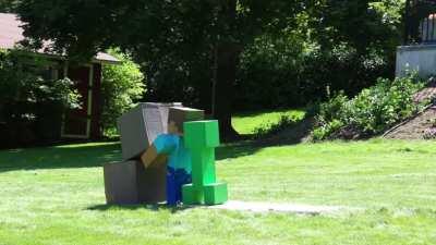 I Made a Fully Functional Minecraft Creeper