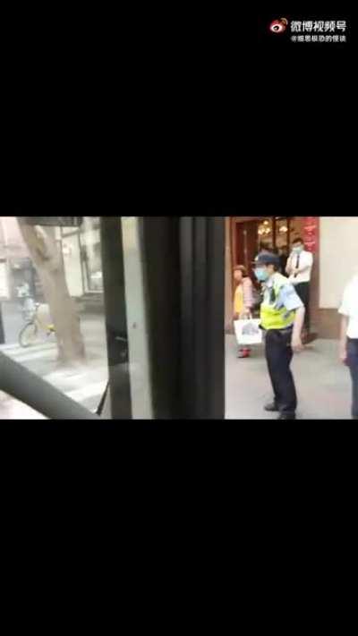 上海一老太在公交车拒不佩戴口罩，叫嚣“我是美国宁！”