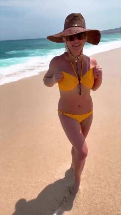 Britney Spears: Yellow Bikini
