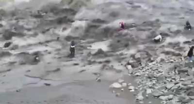 Tourists catch the world's largest tidal bore while taking pictures in China 🌊