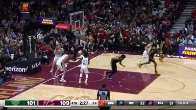 [Highlight] Evan Mobley with an acrobatic finish at the hoop for his 38th point of the game.