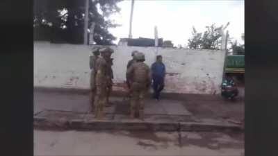 La verdad me parece cualquiera que unos soldados de otro país crucen como si nada al nuestro y armados. Además de que los efectivos nisiquiera los detengan, en países del mundo esto ya sería un gran conflicto que podría derribar en guerra. En comentarios 