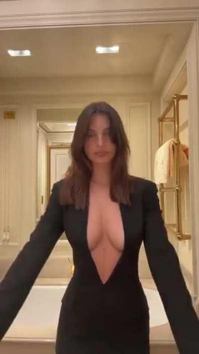 Emily Ratajkowski 