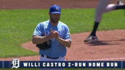 [Highlight] Willi Castro sees the biggest meatball he’s ever seen and crushes it to tie the game at 3