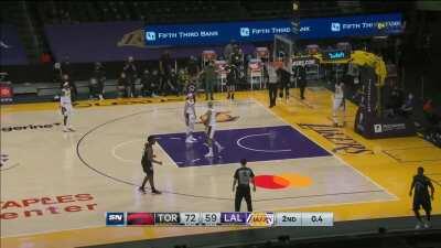 [Highlight] Kyle Lowry blows by all of the Lakers defenders to get the layup in time to beat the 2nd quarter buzzer