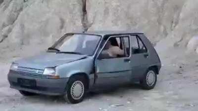 Homens: tentando ligar o carro pela primeira vez