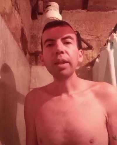 Pero por lo menos a el si le llega el agua a su casa 😔👊