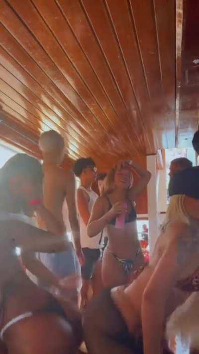 Quem aÃ­ gostaria de estar no meio dessa rebolada?