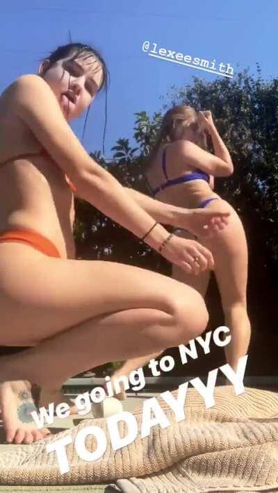 Lexee Smith showing off her ass