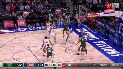 [Highlight] Bucks ball movement leads to Giannis spot up 3