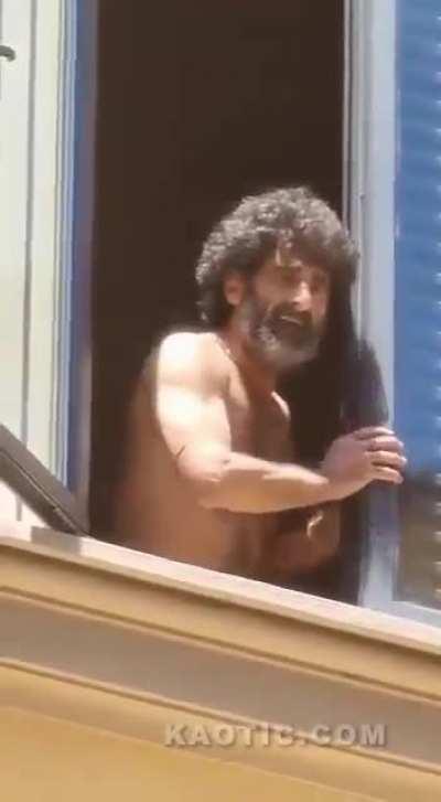 Man jumps from 3rd floor in an attempt to kick someone's ass