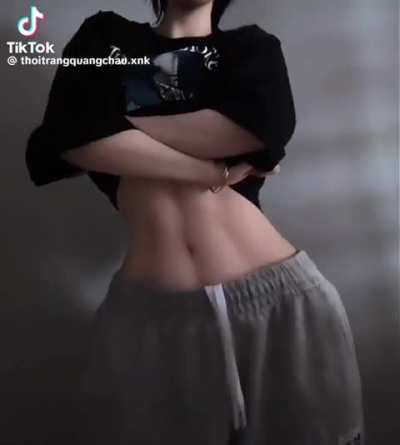 Damn I love girls with abs 😫🥰🥴