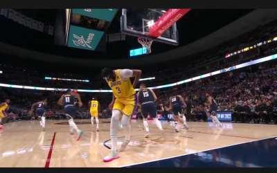 [Highlight] Anthony Davis tweaking his back while going for a rebound