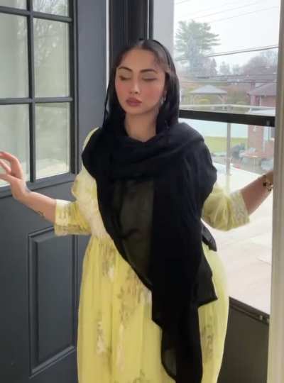 Big booty Indian babe claps