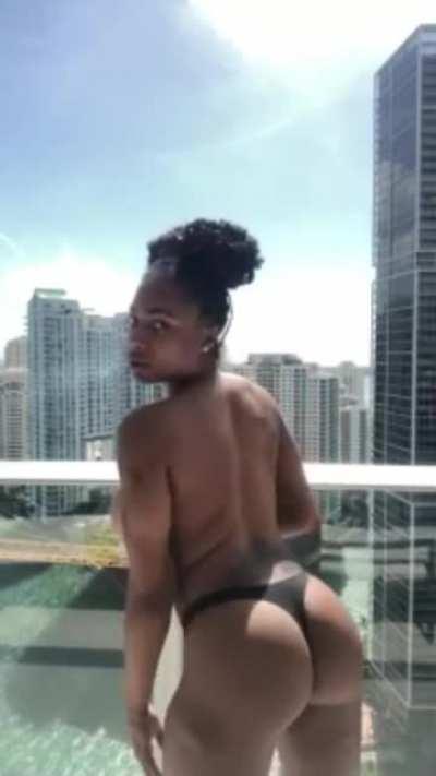 Smoking & Shaking that ass