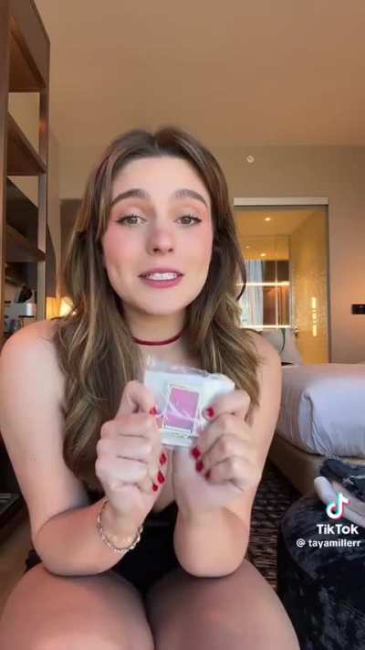 Her thighs and cleavage are soo hot 😍