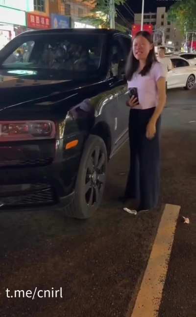 10月15日，海南三亚。女司机酒后倒车撞上劳斯莱斯，在现场哭哭啼啼，最终被交警带走