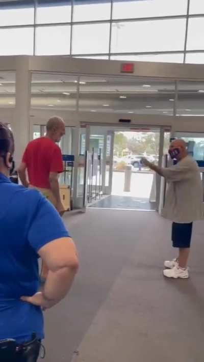 Racist nazi simp has freakout in Best Buy