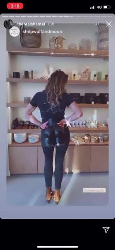 Booty spivot in tight jeans!!!!!