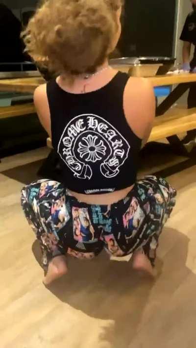 Mulatto twerking her fat ass