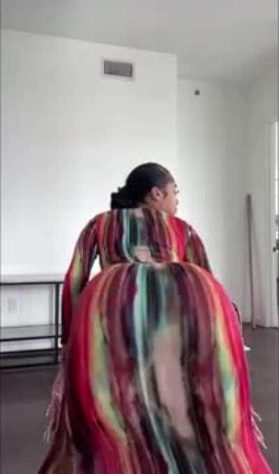 Janiameshell shakes her ass in sundress 🌊