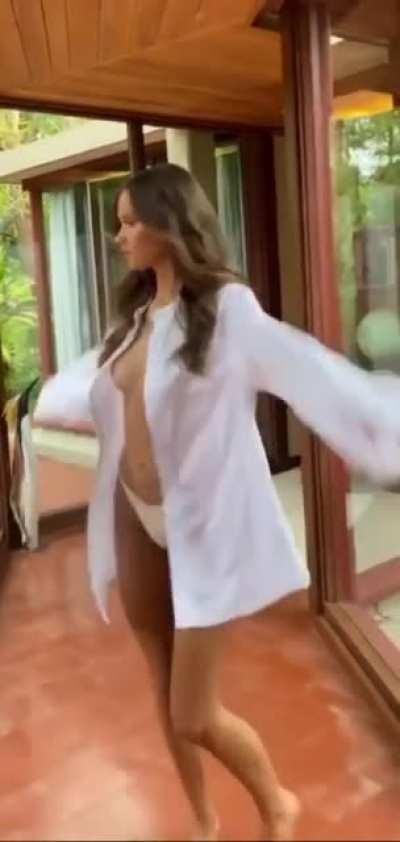 Peekaboo with Isabelle Mathers